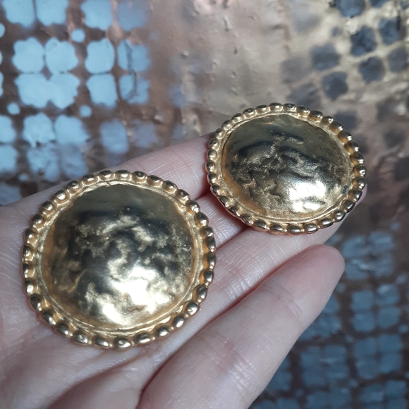 Vintage Goldtone Clip On Statement Earrings - Picture 3 of 14